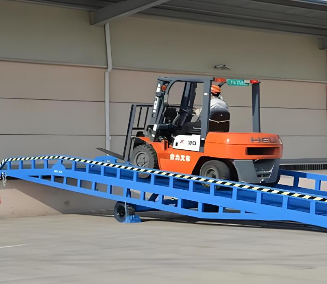 南吕镇移动式卸货平台（叉车用）
